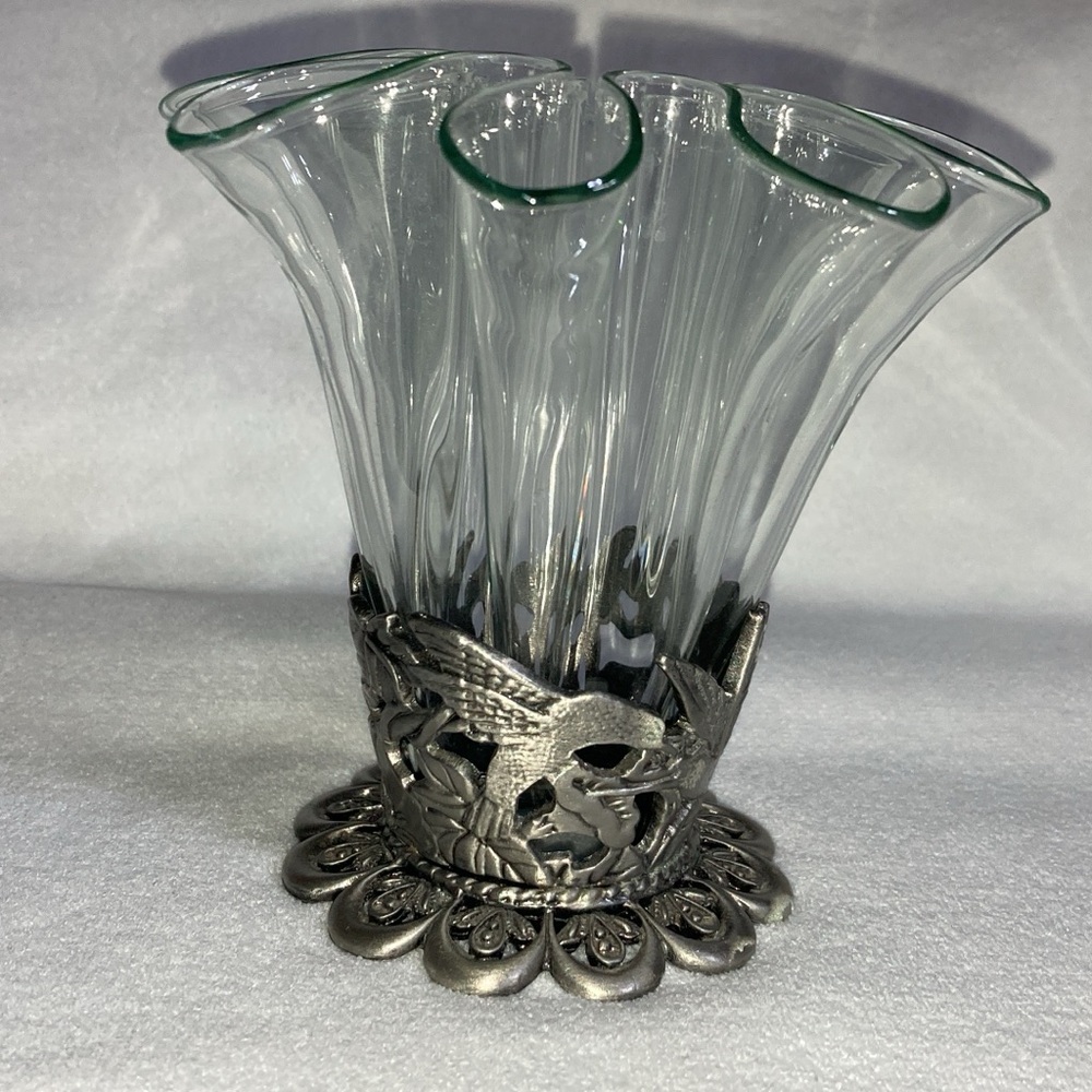 VINTAGE GREEN TINTED GLASS RUFFLED HANDKERCHIEF VASE WITH HUMMINGBIRD BASE - Picture 4 of 14